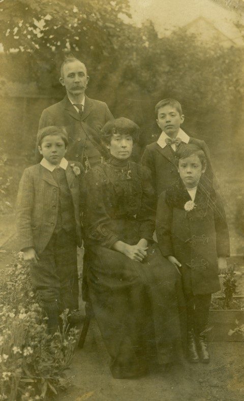Hodkinson family in about 1910 Hodkinson family in about 1910